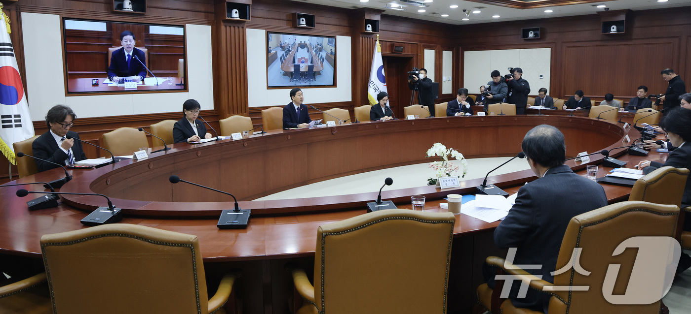 (서울=뉴스1) 임세영 기자 = 구윤철 경제부총리 겸 재정경제부 장관이 21일 서울 종로구 정부서울청사에서 열린 경제관계장관회의에서 모두발언을 하고 있다. 2026.1.21/뉴스1 …