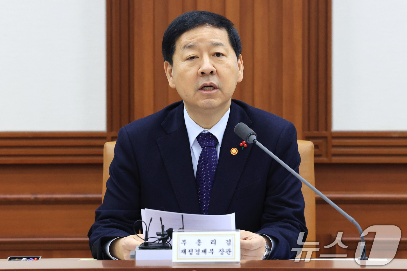 (서울=뉴스1) 임세영 기자 = 구윤철 경제부총리 겸 재정경제부 장관이 21일 서울 종로구 정부서울청사에서 열린 경제관계장관회의에서 모두발언을 하고 있다. 2026.1.21/뉴스1 …