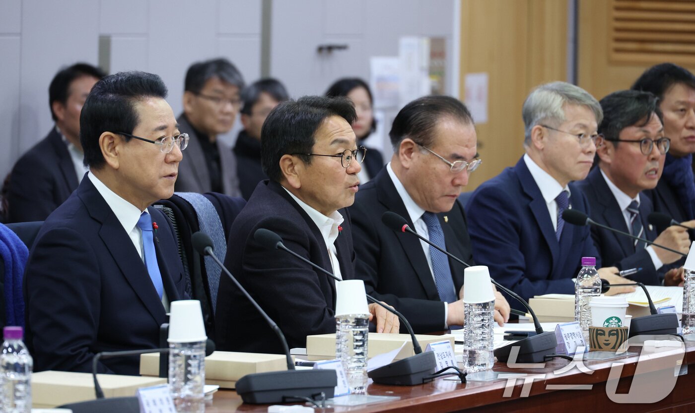 본문 이미지 - 강기정 광주시장과 김영록 전남도지사가 21일 서울 여의도 국회에서 열린 광주·전남 통합 관련 조찬 간담회에 참석하고 있다. 2026.1.21/뉴스1 ⓒ News1 신웅수 기자