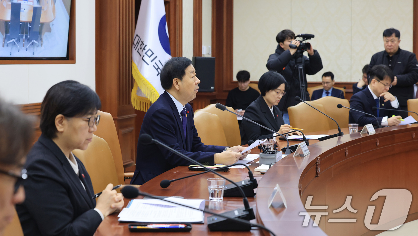 (서울=뉴스1) 임세영 기자 = 구윤철 경제부총리 겸 재정경제부 장관이 21일 서울 종로구 정부서울청사에서 열린 경제관계장관회의에서 모두발언을 하고 있다. 2026.1.21/뉴스1 …