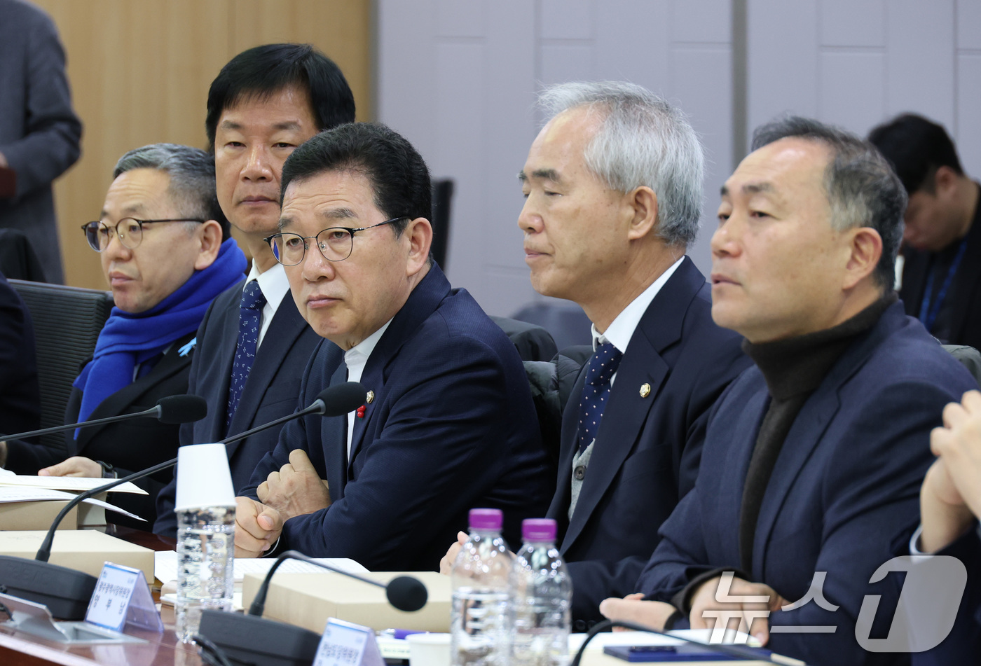 (서울=뉴스1) 신웅수 기자 = 김원이 의원을 비롯한 더불어민주당 의원들이 21일 서울 여의도 국회에서 열린 광주·전남 통합 관련 조찬 간담회에 참석하고 있다. 2026.1.21/ …