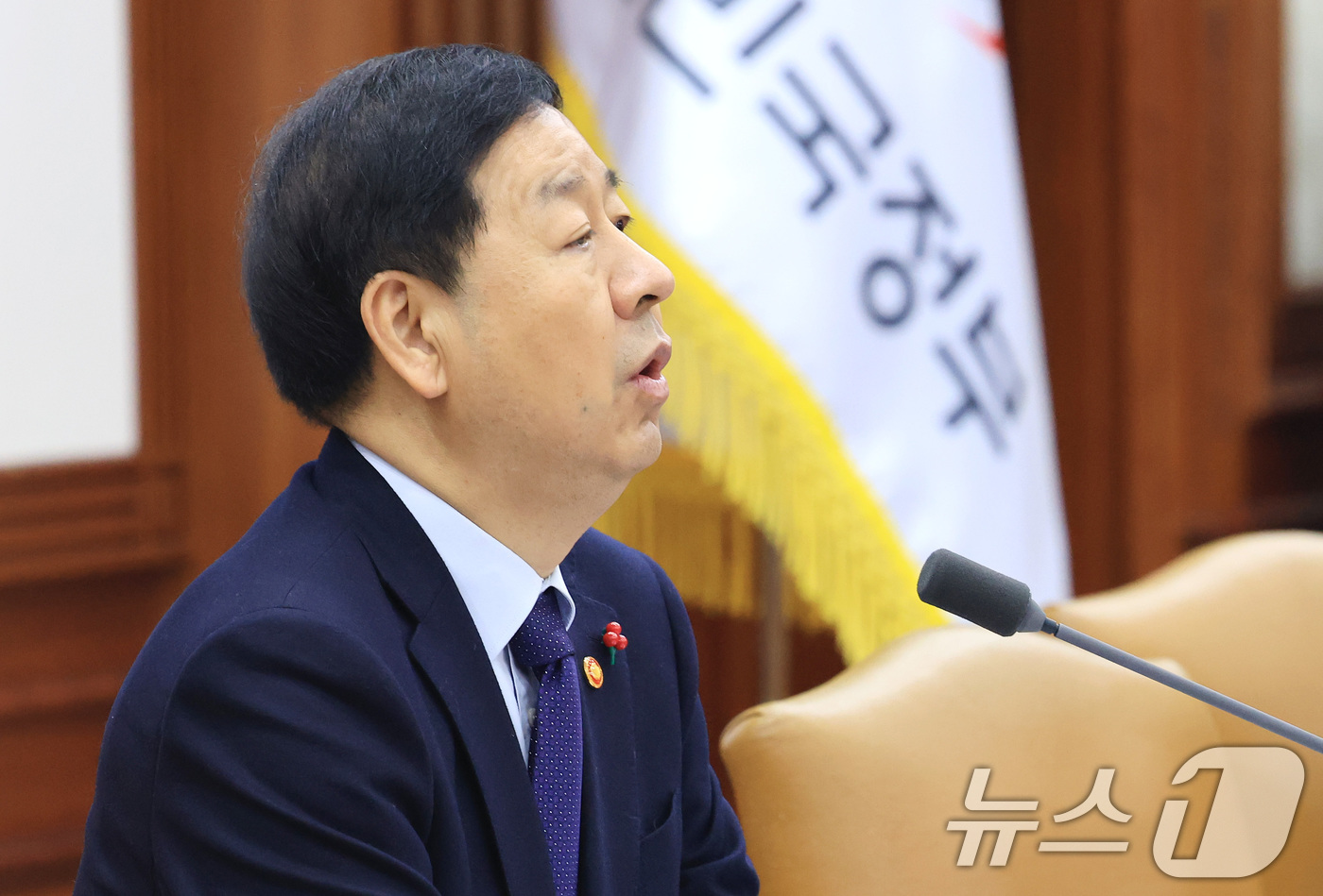 (서울=뉴스1) 임세영 기자 = 구윤철 경제부총리 겸 재정경제부 장관이 21일 서울 종로구 정부서울청사에서 열린 경제관계장관회의에서 모두발언을 하고 있다. 2026.1.21/뉴스1 …