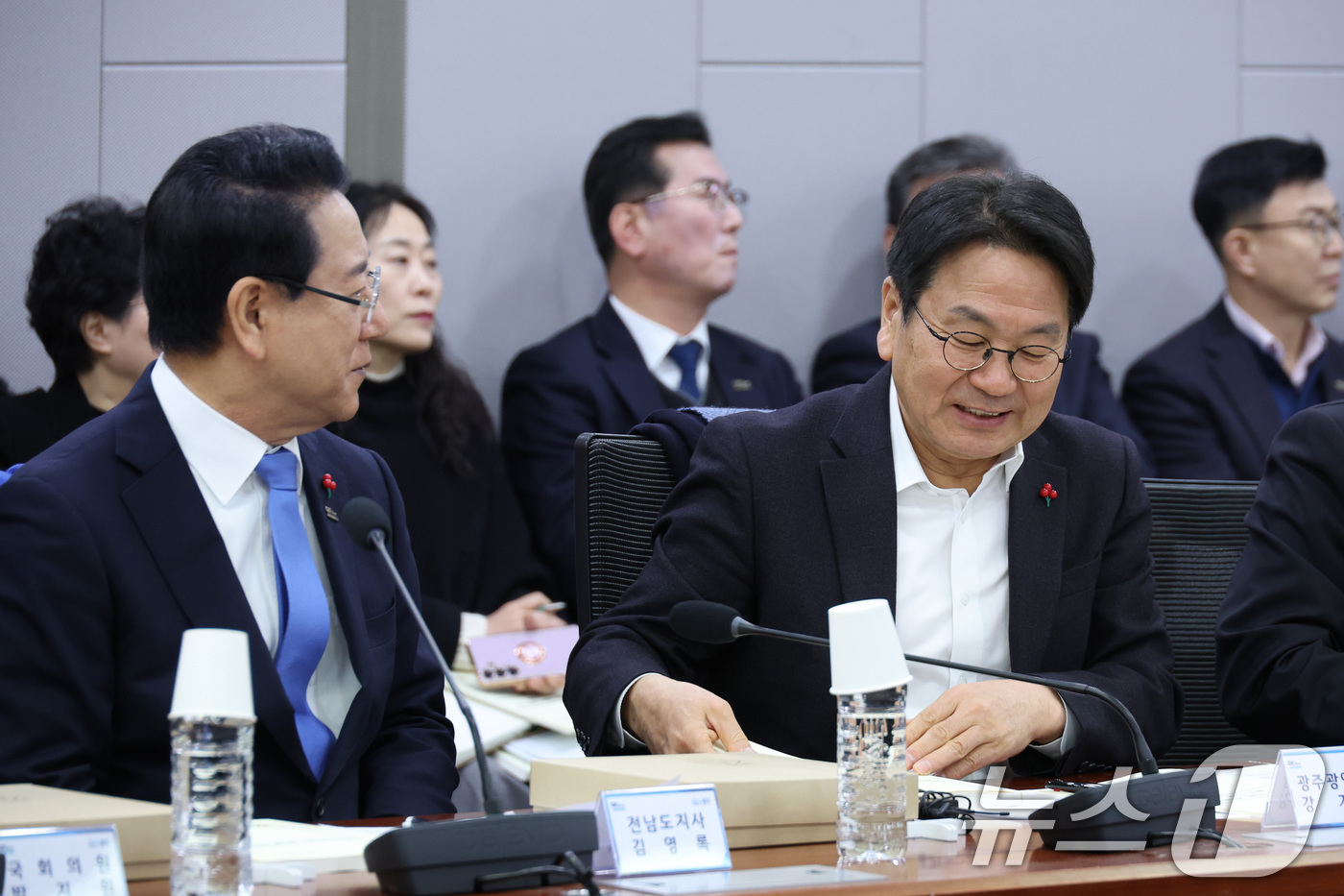 (서울=뉴스1) 신웅수 기자 = 강기정 광주시장과 김영록 전남도지사가 21일 서울 여의도 국회에서 열린 광주·전남 통합 관련 조찬 간담회에서 대화하고 있다. 2026.1.21/뉴스 …