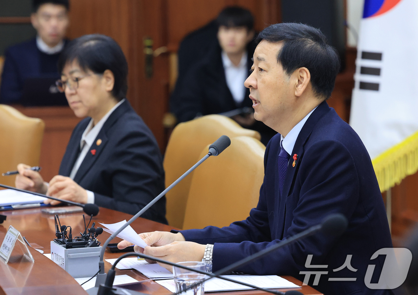 (서울=뉴스1) 임세영 기자 = 구윤철 경제부총리 겸 재정경제부 장관이 21일 서울 종로구 정부서울청사에서 열린 경제관계장관회의에서 모두발언을 하고 있다. 2026.1.21/뉴스1 …