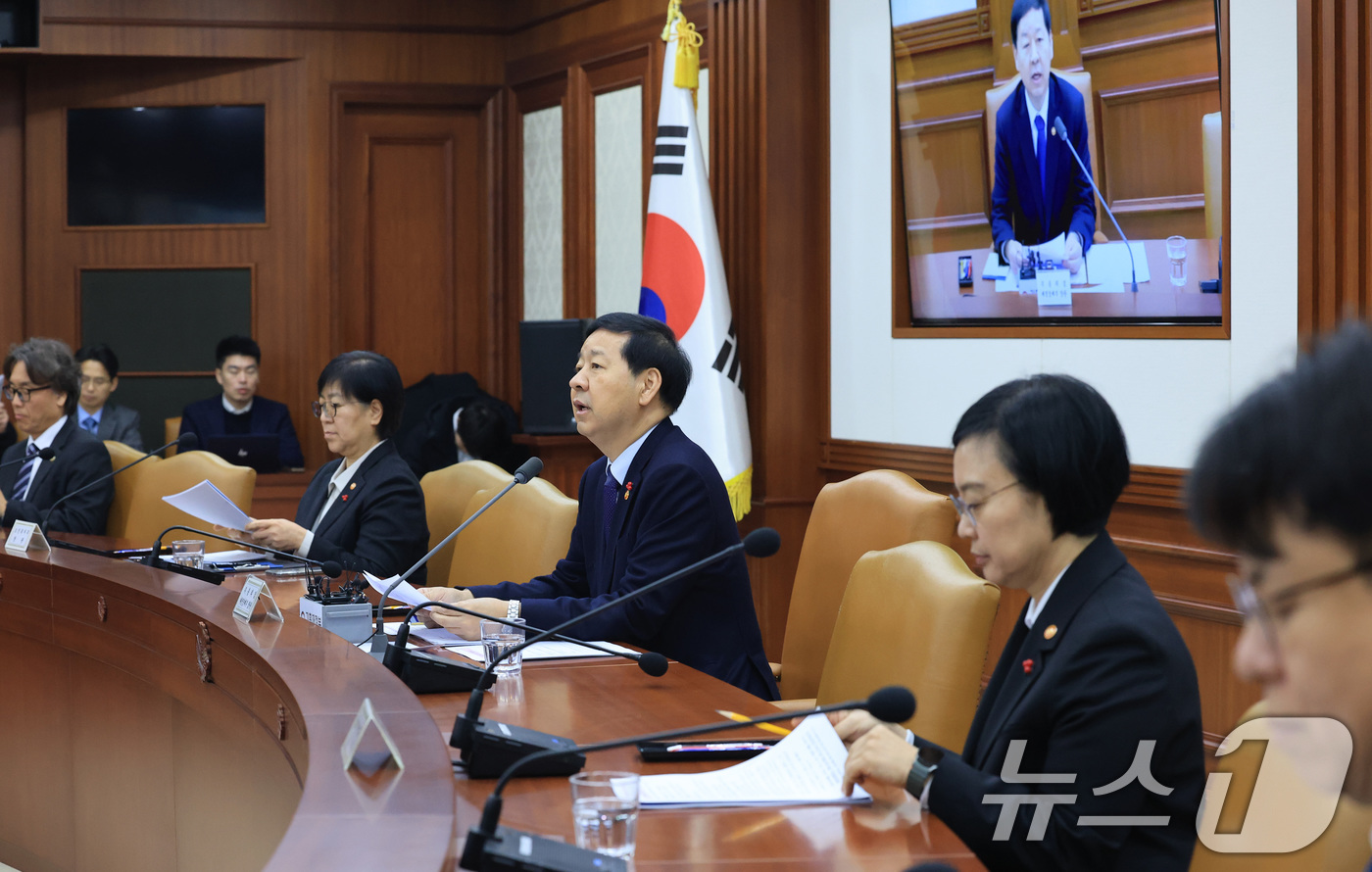 (서울=뉴스1) 임세영 기자 = 구윤철 경제부총리 겸 재정경제부 장관이 21일 서울 종로구 정부서울청사에서 열린 경제관계장관회의에서 모두발언을 하고 있다. 2026.1.21/뉴스1 …
