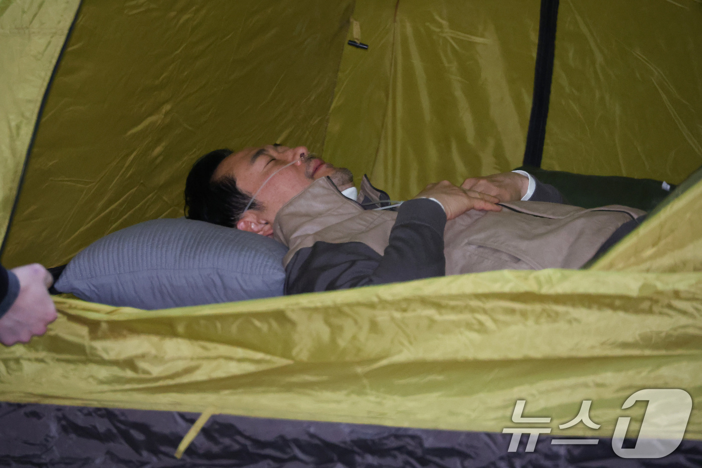 (서울=뉴스1) 신웅수 기자 = 단식 중인 장동혁 국민의힘 대표가 21일 서울 여의도 국회 로텐더홀에 마련된 단식 농성장에서 의료용 산소 발생기를 착용하고 있다. 2026.1.21 …