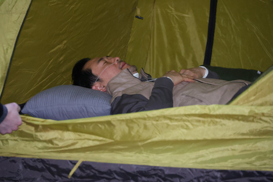 의료용 산소 발생기 착용한 장동혁