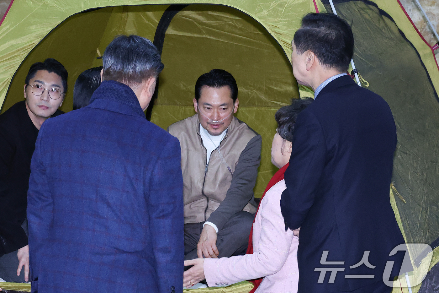 (서울=뉴스1) 신웅수 기자 = 단식 중인 장동혁 국민의힘 대표가 21일 서울 여의도 국회 로텐더홀에 마련된 단식 농성장에서 의료용 산소 발생기를 착용한 채 의원들과 대화하고 있다 …
