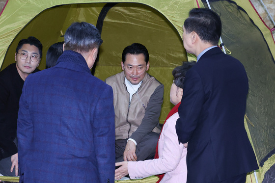 산소 발생기 착용한 장동혁 대표