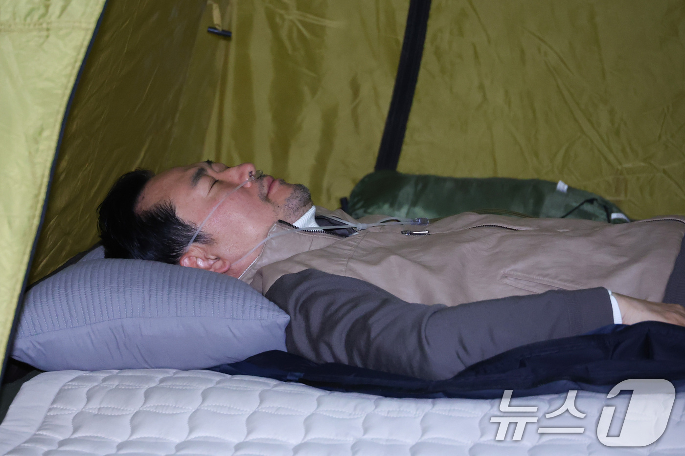 (서울=뉴스1) 신웅수 기자 = 단식 중인 장동혁 국민의힘 대표가 21일 서울 여의도 국회 로텐더홀에 마련된 단식 농성장에서 의료용 산소 발생기를 착용하고 있다. 2026.1.21 …