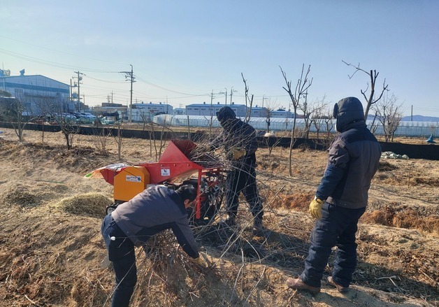 "논두렁 태우지 마세요"…부산시, 영농부산물 파쇄 무료 지원
