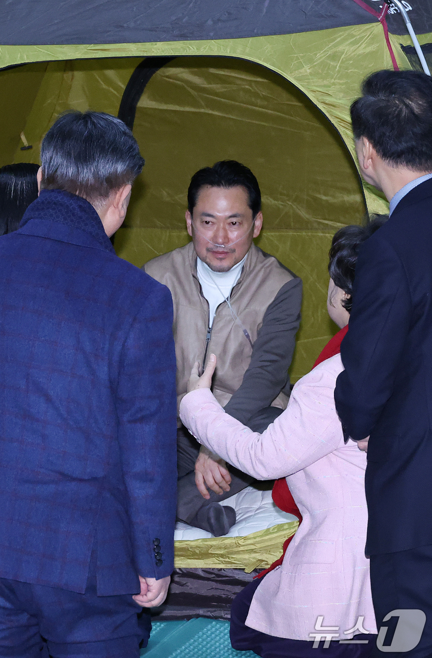 (서울=뉴스1) 신웅수 기자 = 단식 중인 장동혁 국민의힘 대표가 21일 서울 여의도 국회 로텐더홀에 마련된 단식 농성장에서 의료용 산소 발생기를 착용한 채 의원들과 대화하고 있다 …