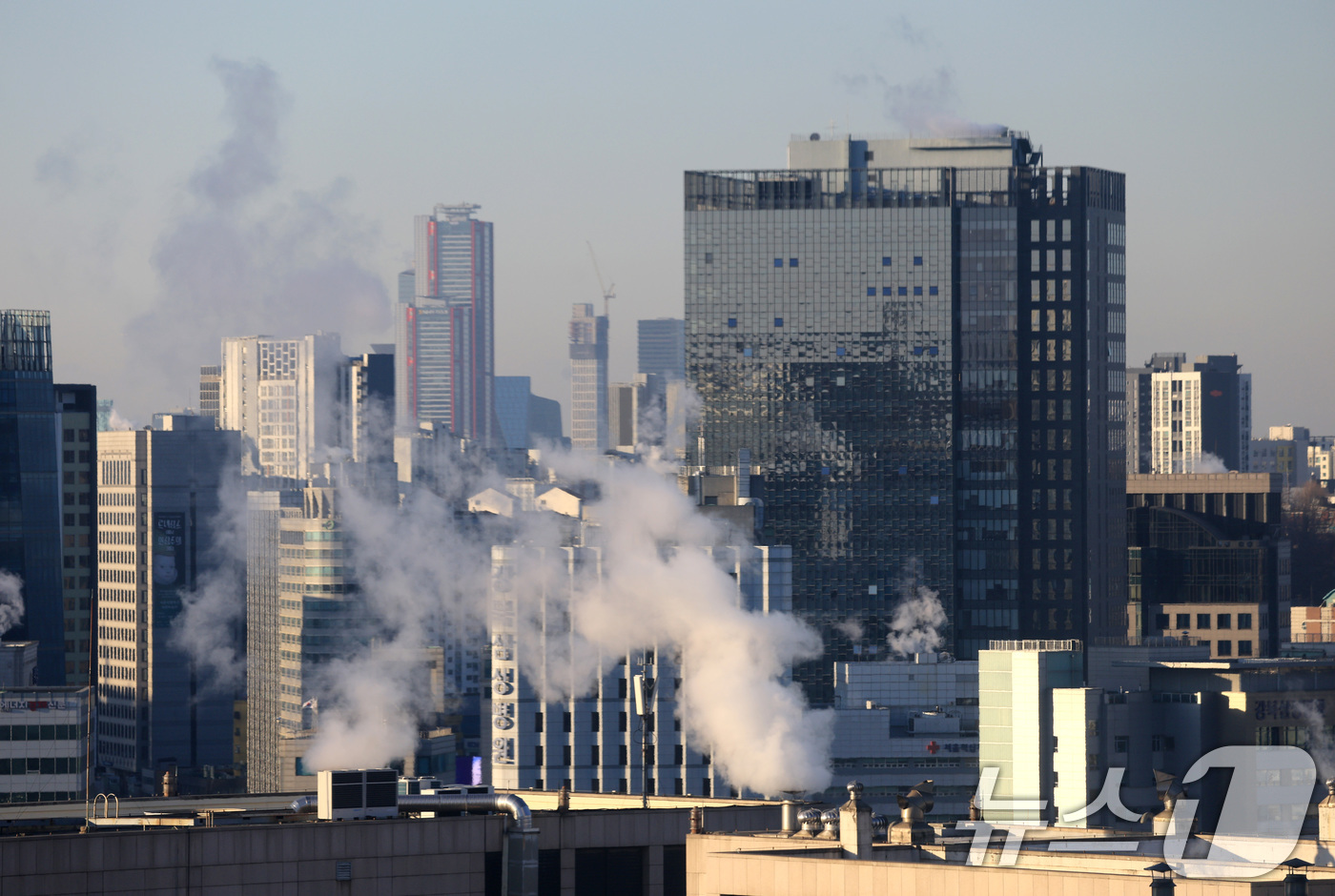(서울=뉴스1) 임세영 기자 = 서울 전역에 한파주의보가 발효된 21일 서울 도심 빌딩들이 난방을 가동하며 발생한 수증기가 피어오르고 있다. 2026.1.21/뉴스1