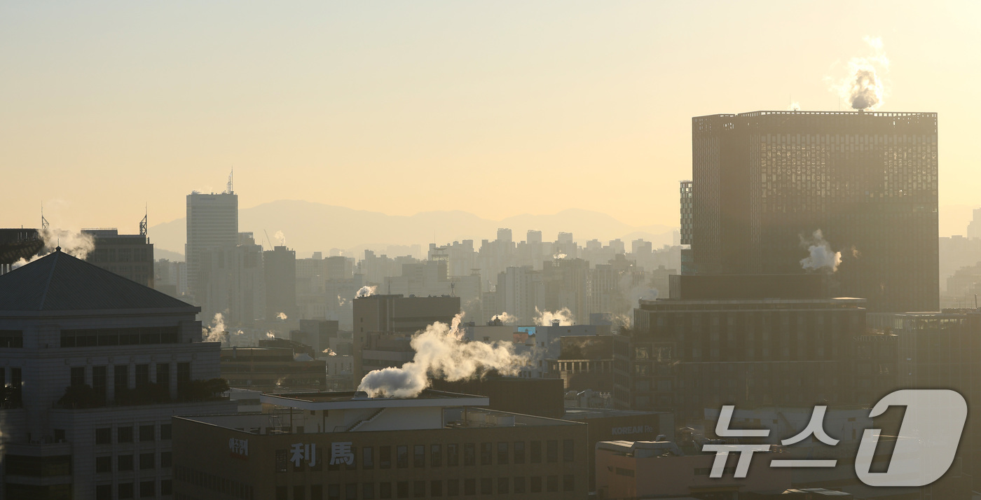 (서울=뉴스1) 임세영 기자 = 서울 전역에 한파주의보가 발효된 21일 서울 도심 빌딩들이 난방을 가동하며 발생한 수증기가 피어오르고 있다. 2026.1.21/뉴스1