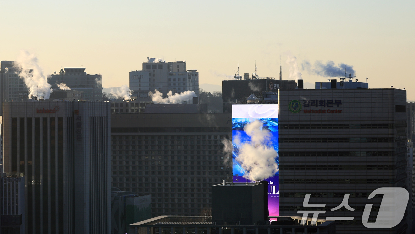 (서울=뉴스1) 임세영 기자 = 서울 전역에 한파주의보가 발효된 21일 서울 도심 빌딩들이 난방을 가동하며 발생한 수증기가 피어오르고 있다. 2026.1.21/뉴스1