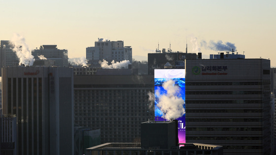 '한파에 난방 수증기 내뿜는 도심 빌딩'