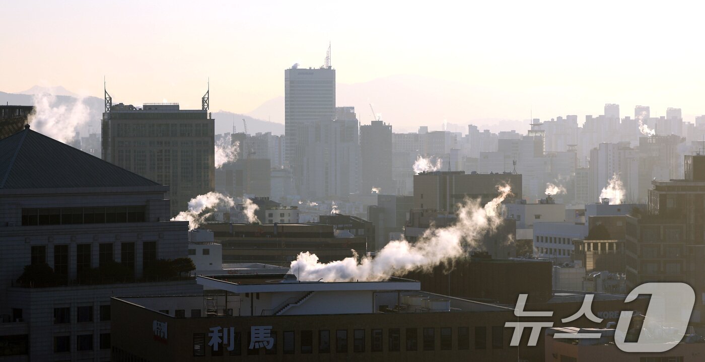 본문 이미지 - 서울 전역에 한파주의보가 발효된 21일 서울 도심 빌딩들이 난방을 가동하며 발생한 수증기가 피어오르고 있다. 2026.1.21/뉴스1 ⓒ News1 임세영 기자