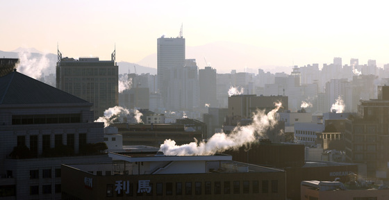 '강추위에 난방 수증기 피어오르는 도심'