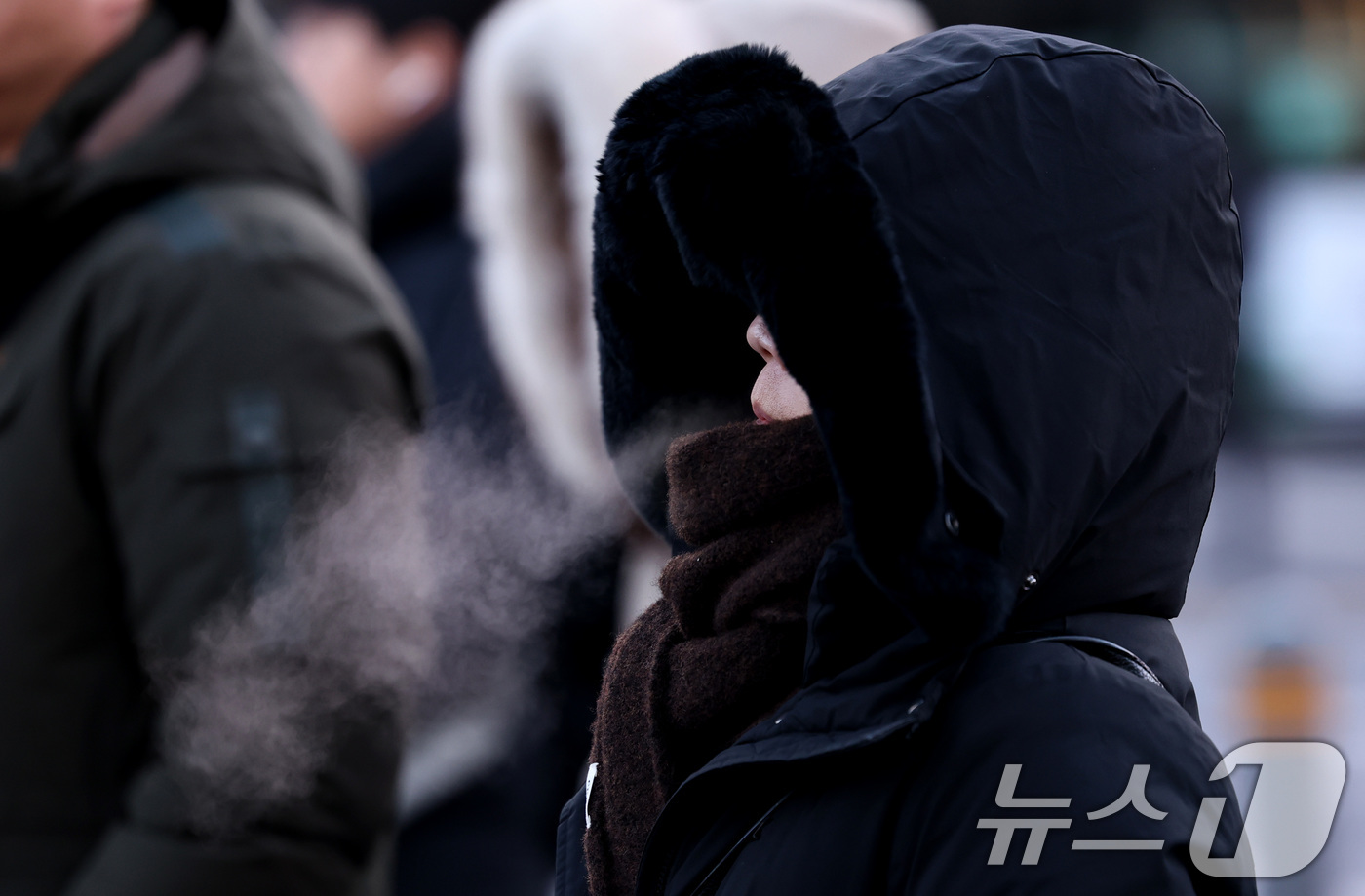 (서울=뉴스1) 구윤성 기자 = 서울 전역에 한파주의보가 내려진 21일 오전 서울 세종대로 광화문역 네거리에서 두꺼운 옷을 입은 시민들이 발걸음을 옮기고 있다. 2026.1.21/ …