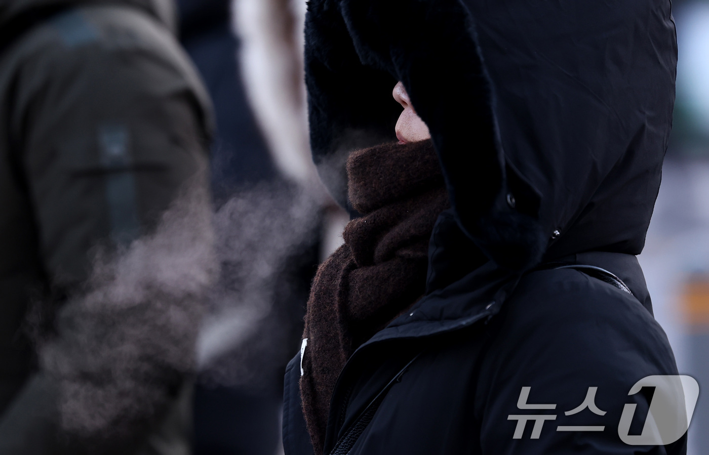 (서울=뉴스1) 구윤성 기자 = 서울 전역에 한파주의보가 내려진 21일 오전 서울 세종대로 광화문역 네거리에서 두꺼운 옷을 입은 시민들이 발걸음을 옮기고 있다. 2026.1.21/ …