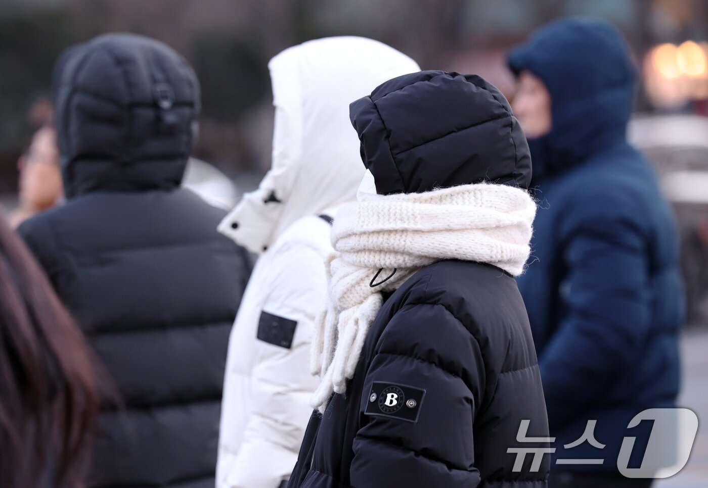 본문 이미지 - 서울 전역에 한파주의보가 내려진 21일 오전 서울 세종대로 광화문역 네거리에서 두꺼운 옷을 입은 시민들이 발걸음을 옮기고 있다. 2026.1.21/뉴스1 ⓒ News1 구윤성 기자
