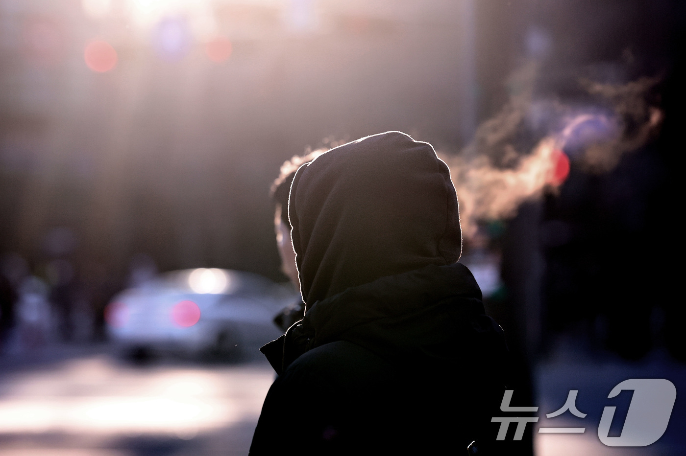 (서울=뉴스1) 구윤성 기자 = 서울 전역에 한파주의보가 내려진 21일 오전 서울 세종대로 광화문역 네거리에서 시민들이 입김을 내뿜으며 발걸음을 옮기고 있다. 2026.1.21/뉴 …