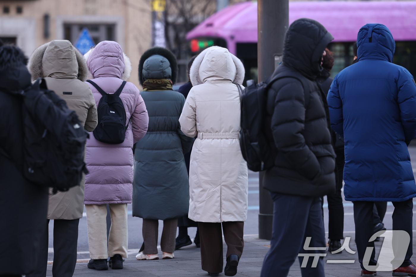 (서울=뉴스1) 구윤성 기자 = 서울 전역에 한파주의보가 내려진 21일 오전 서울 세종대로 광화문역 네거리에서 두꺼운 옷을 입은 시민들이 횡단보도 신호를 기다리고 있다. 2026. …