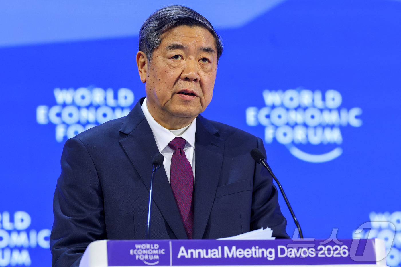 (로이터=뉴스1) 양은하 기자 = 20일(현지시간) 스위스 다보스에서 열린 제56회 세계경제포럼(WEF) 연차총회에서 허리펑 중국 부총리가 연설하고 있다. 2026. 01. 20. …