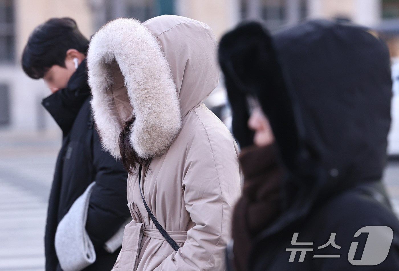 (서울=뉴스1) 구윤성 기자 = 서울 전역에 한파주의보가 내려진 21일 오전 서울 세종대로 광화문역 네거리에서 두꺼운 옷을 입은 시민들이 발걸음을 옮기고 있다. 2026.1.21/ …