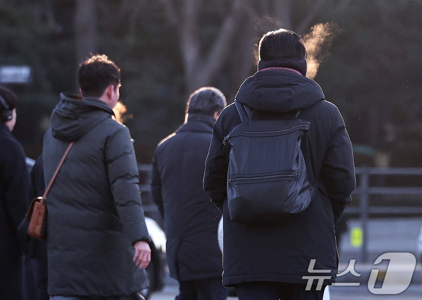 (서울=뉴스1) 구윤성 기자 = 서울 전역에 한파주의보가 내려진 21일 오전 서울 세종대로 광화문역 네거리에서 두꺼운 옷을 입은 시민들이 발걸음을 옮기고 있다. 2026.1.21/ …