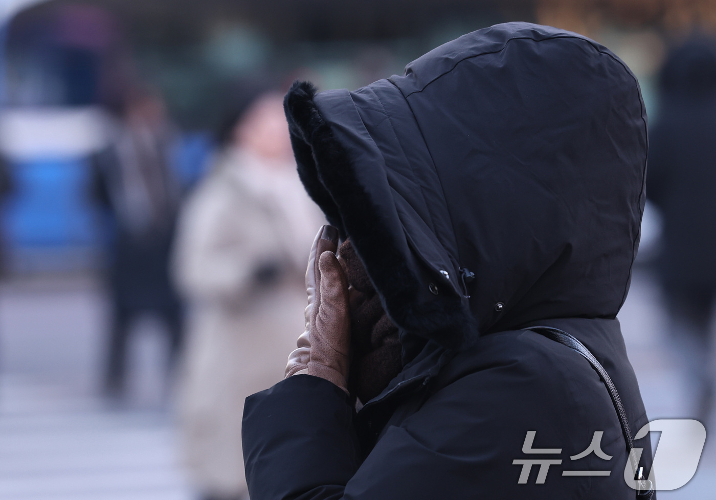 (서울=뉴스1) 구윤성 기자 = 서울 전역에 한파주의보가 내려진 21일 오전 서울 세종대로 광화문역 네거리에서 두꺼운 옷을 입은 시민들이 발걸음을 옮기고 있다. 2026.1.21/ …