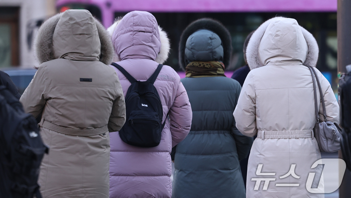 (서울=뉴스1) 구윤성 기자 = 서울 전역에 한파주의보가 내려진 21일 오전 서울 세종대로 광화문역 네거리에서 두꺼운 옷을 입은 시민들이 발걸음을 옮기고 있다. 2026.1.21/ …