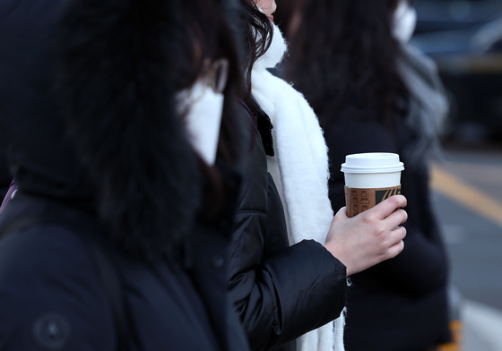 '출근길 따뜻한 커피 한 잔'