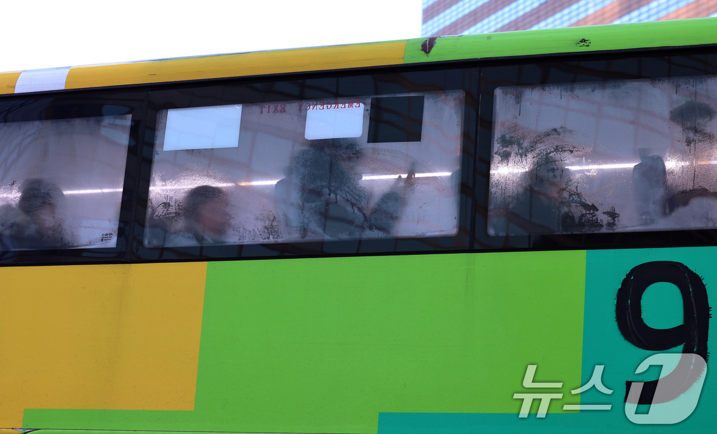 (서울=뉴스1) 구윤성 기자 = 서울 전역에 한파주의보가 내려진 21일 오전 서울 세종대로 광화문역을 지나는 버스의 창문에 김이 서려있다. 2026.1.21/뉴스1