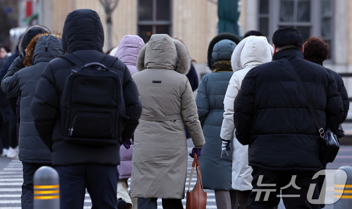 (서울=뉴스1) 구윤성 기자 = 서울 전역에 한파주의보가 내려진 21일 오전 서울 세종대로 광화문역 네거리에서 두꺼운 옷을 입은 시민들이 발걸음을 옮기고 있다. 2026.1.21/ …