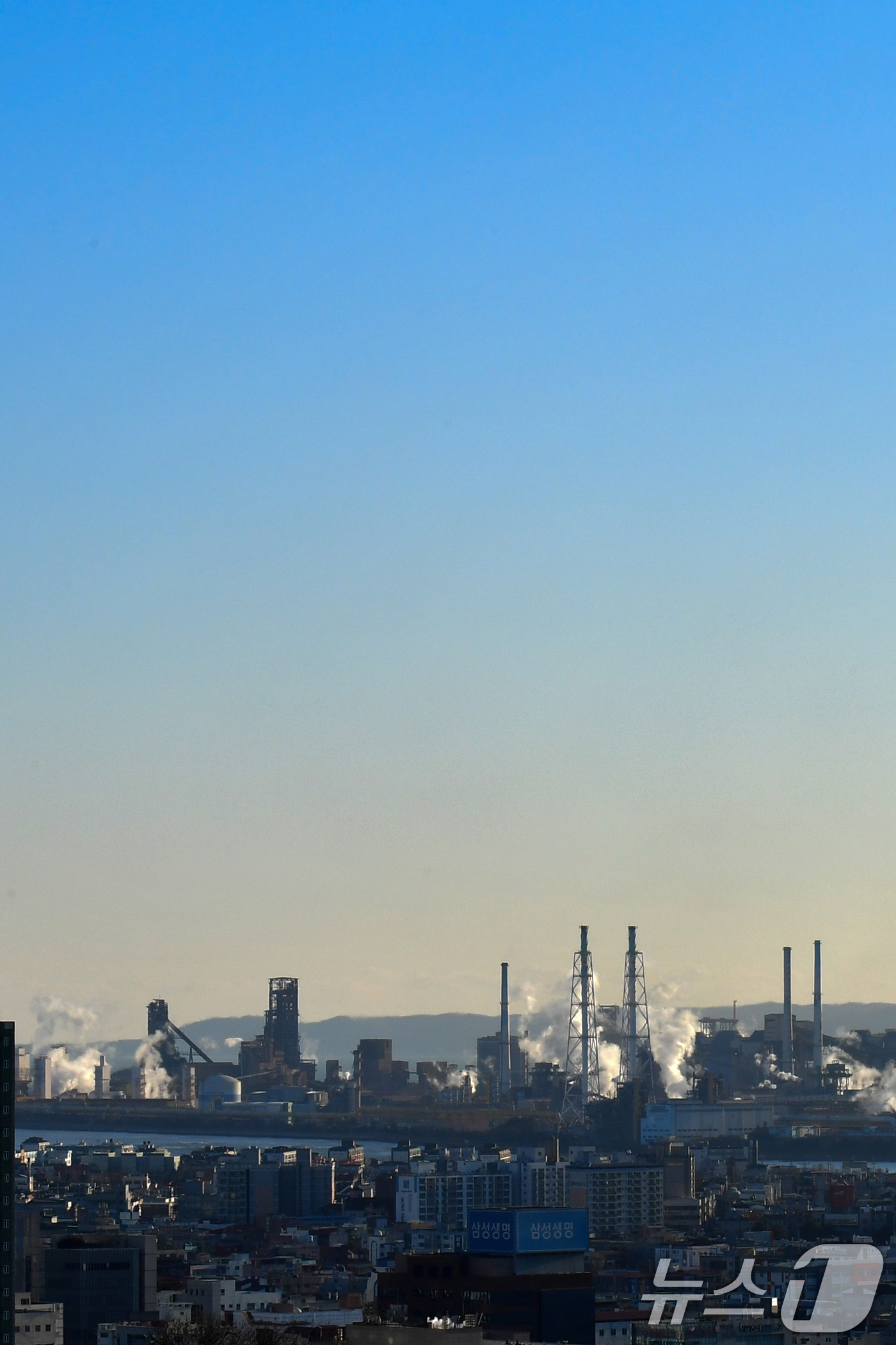 (포항=뉴스1) 최창호 기자 = 21일 포스코 포항제철소 상공 위로 푸른 하늘이 펼쳐져 있다.  2026.1.21/뉴스1