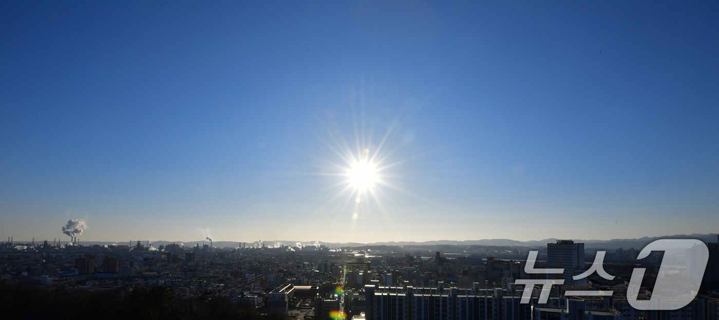 (포항=뉴스1) 최창호 기자 = 포항시 전역에 푸른 하늘이 펼쳐진 가운데 따뜻한 겨울 햇살이 내려쬐고 있다.  2026.1.21/뉴스1