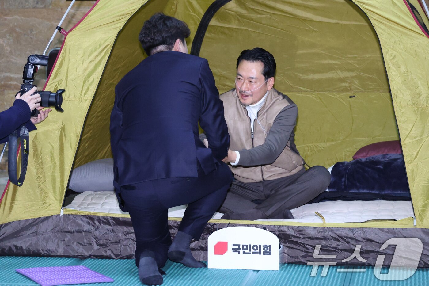 본문 이미지 - 장동혁 국민의힘 대표가 21일 서울 여의도 국회 로텐더홀에 마련된 단식 농성장에서 이준석 개혁신당 대표를 만나고 있다. 2026.1.21/뉴스1 ⓒ News1 신웅수 기자