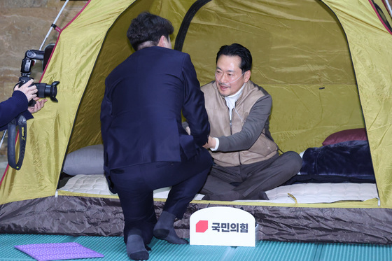 이준석과 악수하는 장동혁