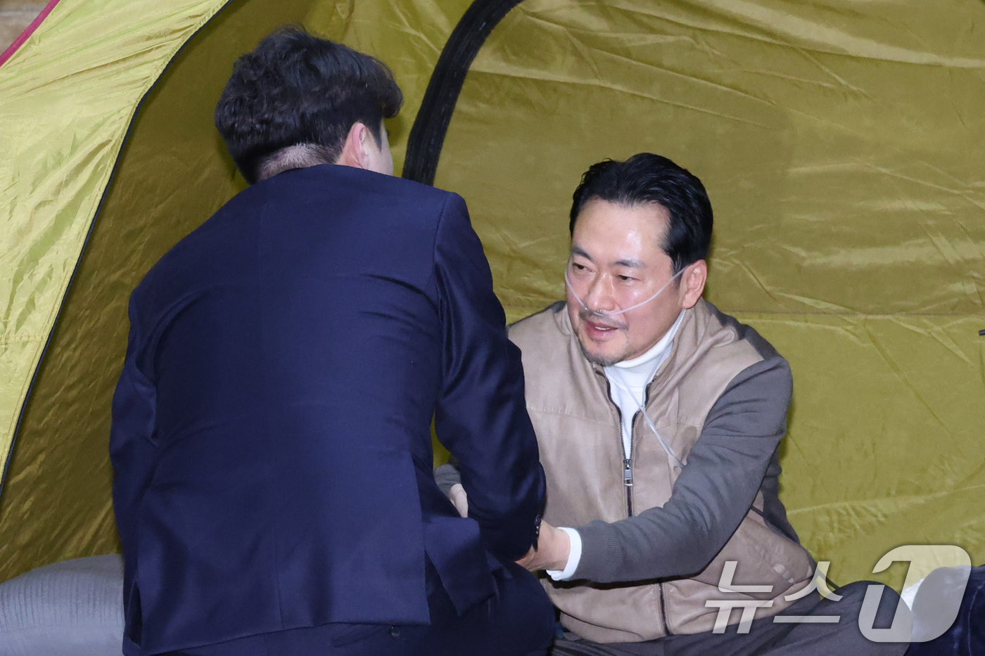 (서울=뉴스1) 신웅수 기자 = 장동혁 국민의힘 대표가 21일 서울 여의도 국회 로텐더홀에 마련된 단식 농성장에서 이준석 개혁신당 대표를 만나고 있다. 2026.1.21/뉴스1