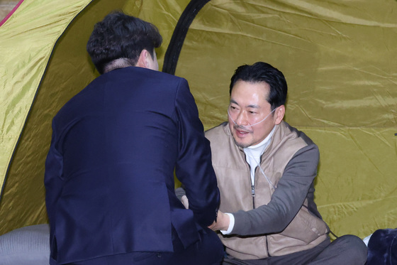 악수하는 장동혁·이준석