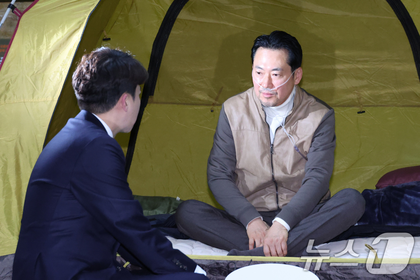 (서울=뉴스1) 신웅수 기자 = 장동혁 국민의힘 대표가 21일 서울 여의도 국회 로텐더홀에 마련된 단식 농성장에서 이준석 개혁신당 대표를 만나고 있다. 2026.1.21/뉴스1