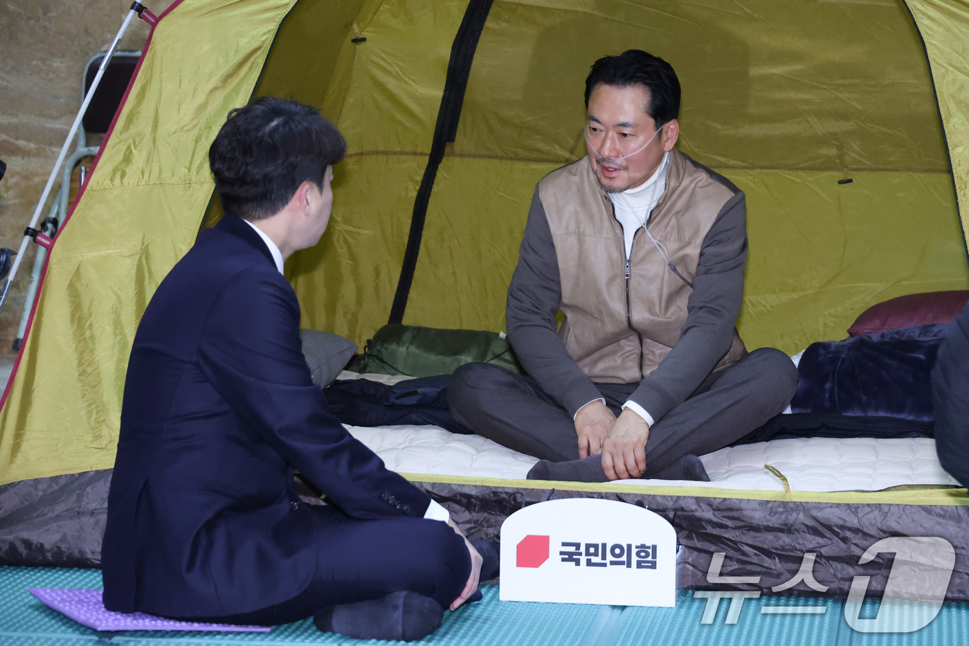 (서울=뉴스1) 신웅수 기자 = 장동혁 국민의힘 대표가 21일 서울 여의도 국회 로텐더홀에 마련된 단식 농성장에서 이준석 개혁신당 대표를 만나고 있다. 2026.1.21/뉴스1