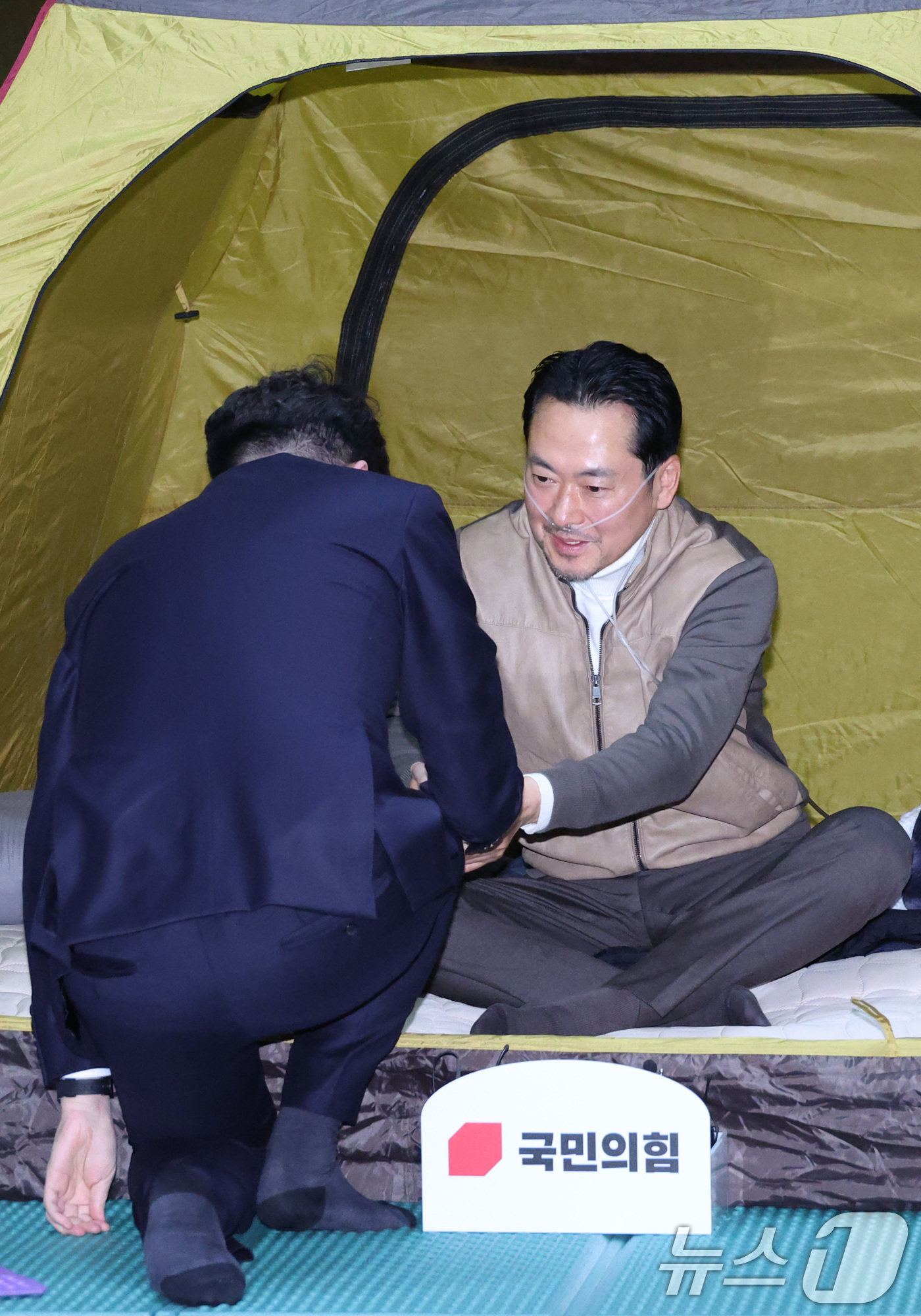 (서울=뉴스1) 신웅수 기자 = 장동혁 국민의힘 대표가 21일 서울 여의도 국회 로텐더홀에 마련된 단식 농성장에서 이준석 개혁신당 대표를 만나고 있다. 2026.1.21/뉴스1