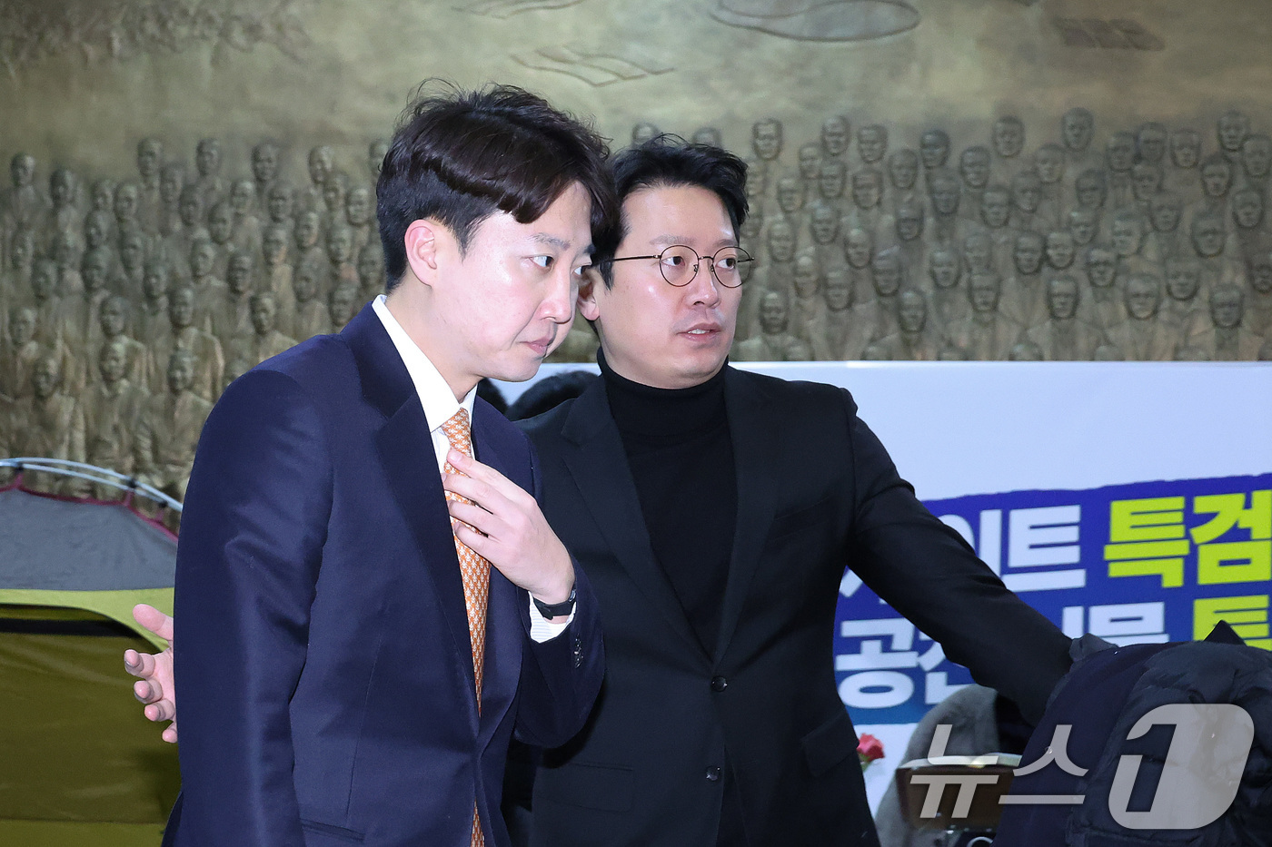 (서울=뉴스1) 신웅수 기자 = 이준석 개혁신당 대표가 21일 서울 여의도 국회 로텐더홀에서 단식 중인 장동혁 국민의힘 대표를 만난 후 농성장을 나서고 있다. 2026.1.21/뉴 …