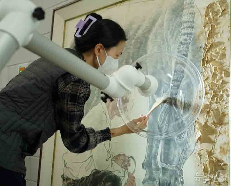 (서울=뉴스1) = 국립현대미술관이 청년층을 대상으로 미술품 보존분야의 전문 인력 양성을 위해 'MMCA 보존학교' 프로그램을 시작한다고 21일 밝혔다. 사진은 미술품을 보존 처리 …