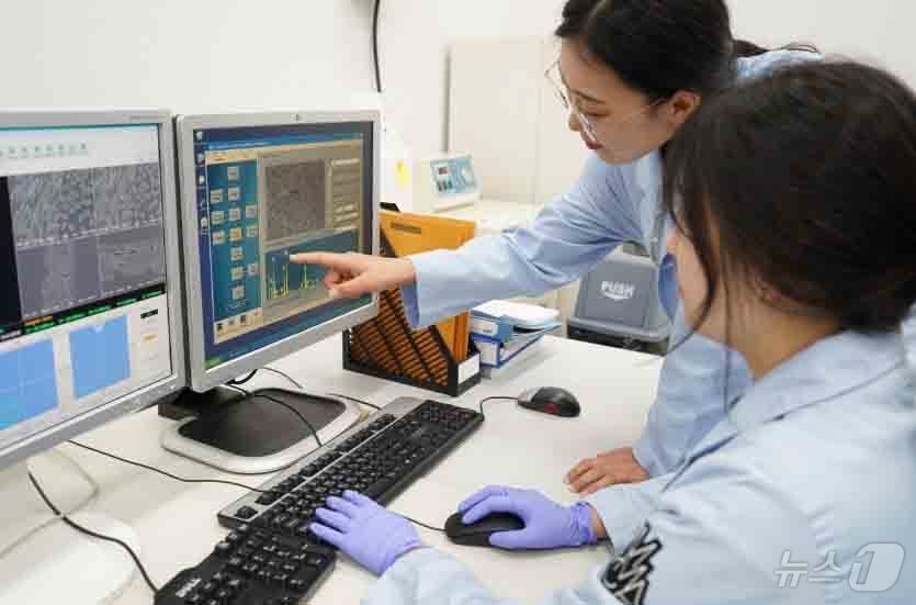 (서울=뉴스1) = 국립현대미술관이 청년층을 대상으로 미술품 보존분야의 전문 인력 양성을 위해 'MMCA 보존학교' 프로그램을 시작한다고 21일 밝혔다. 사진은 미술품을 과학 분석 …