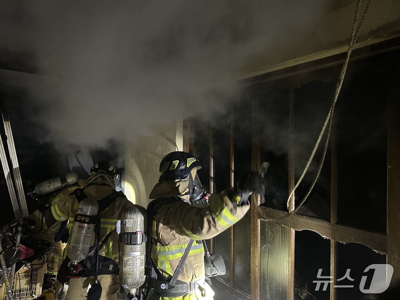 본문 이미지 -  20일 오후 7시 58분쯤 전남 여수시 소라면의 한 주택에서 불이 나 소방당국이 불을 끄고 있다.(전남소방본부 제공. 재판매 및 DB 금지)