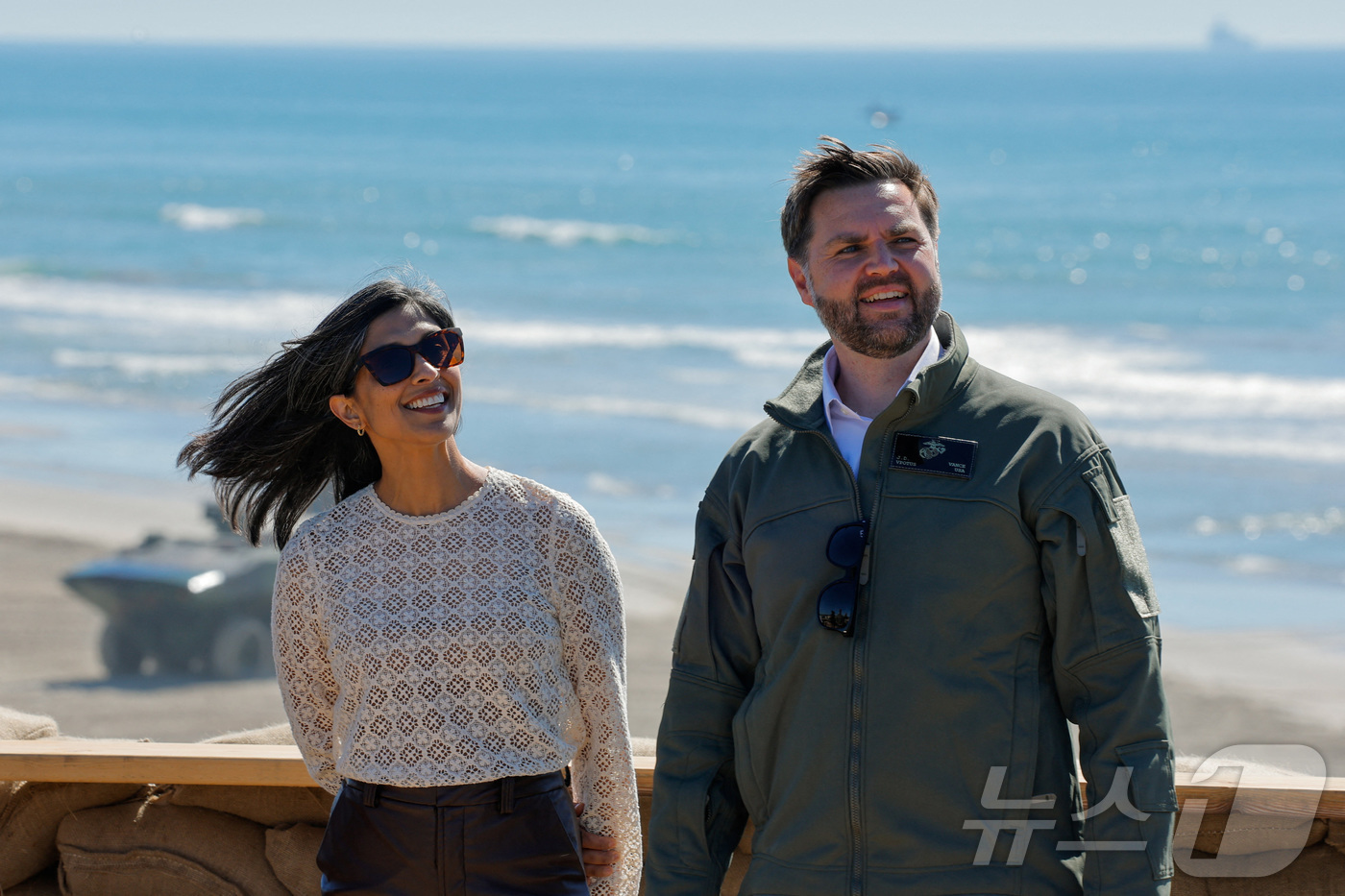 (로이터=뉴스1) 윤다정 기자 = JD 밴스 미 부통령과 배우자 우샤 밴스가 2025년 10월 18일(현지시간) 미국 캘리포니아주 캠프 펜들턴에서 열린 미 해병대 창설 250주년 …