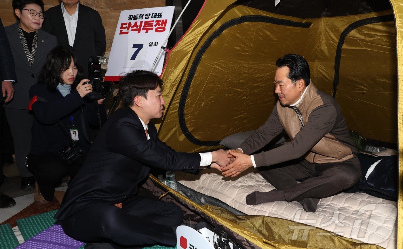 본문 이미지 - 이준석 개혁신당 대표가 21일 서울 여의도 국회 로텐더홀에서 단식투쟁 일주일째를 맞은 장동혁 국민의힘 대표의 농성장을 찾아 대화를 하고 있다. (공동취재) 2026.1.21/뉴스1 ⓒ News1 신웅수 기자